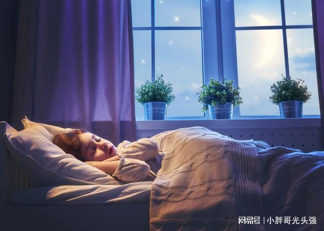 生活小常识：起床后哪种做法更健康？是晾一晾被子还是立刻叠被子